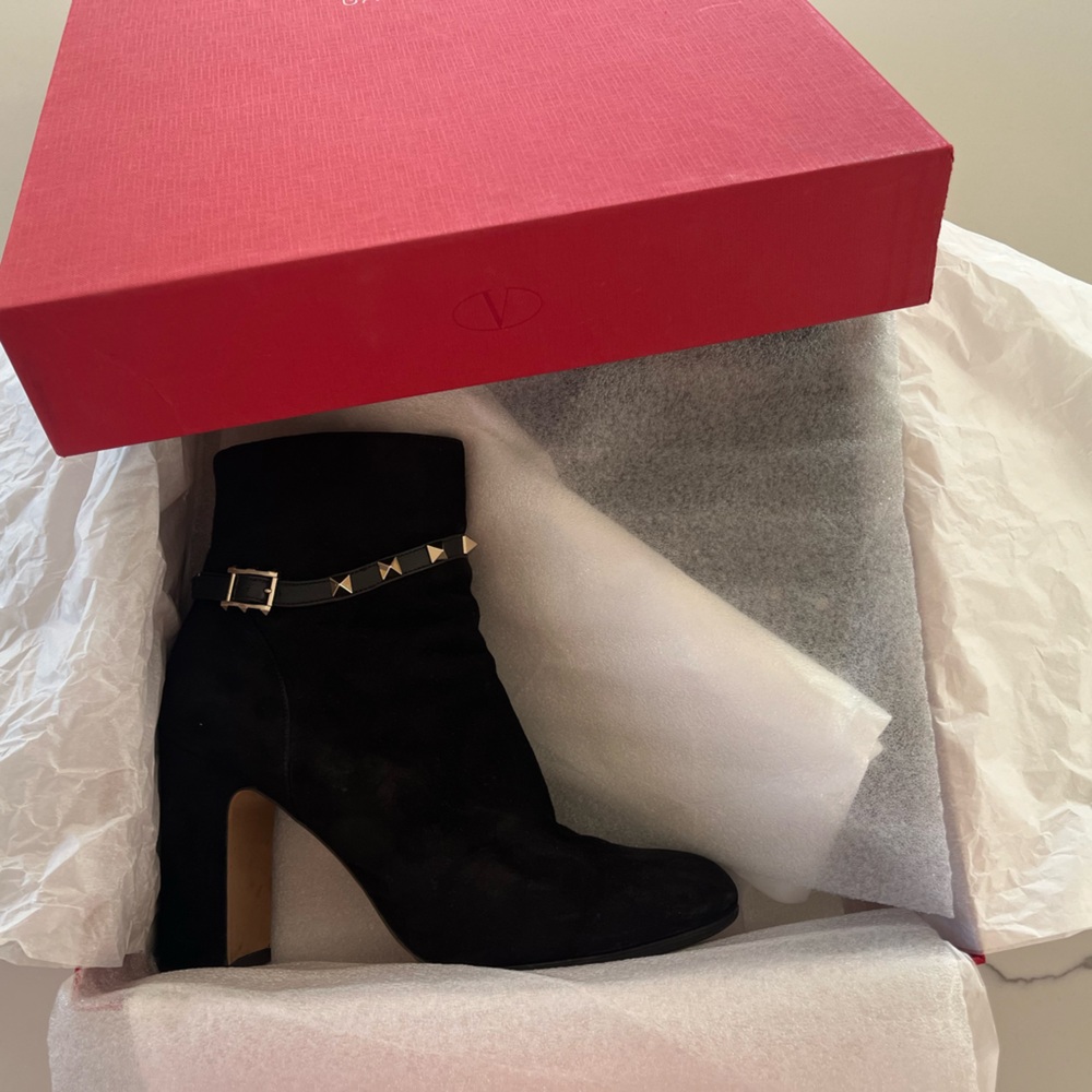 Valentino Garavani - Rockstud Black Suede Ankle Booties in Box - 39 / US 8.5 - Picture 2 of 12
